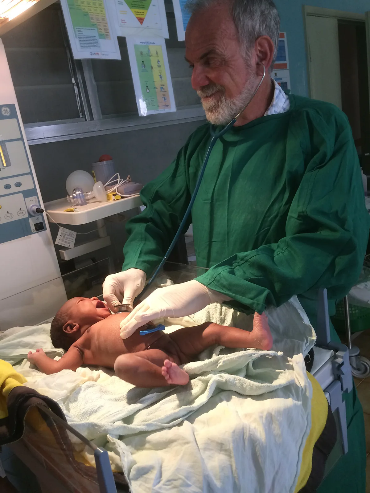 Kenya 2018 - Visita medica di un neonato a Tuuru