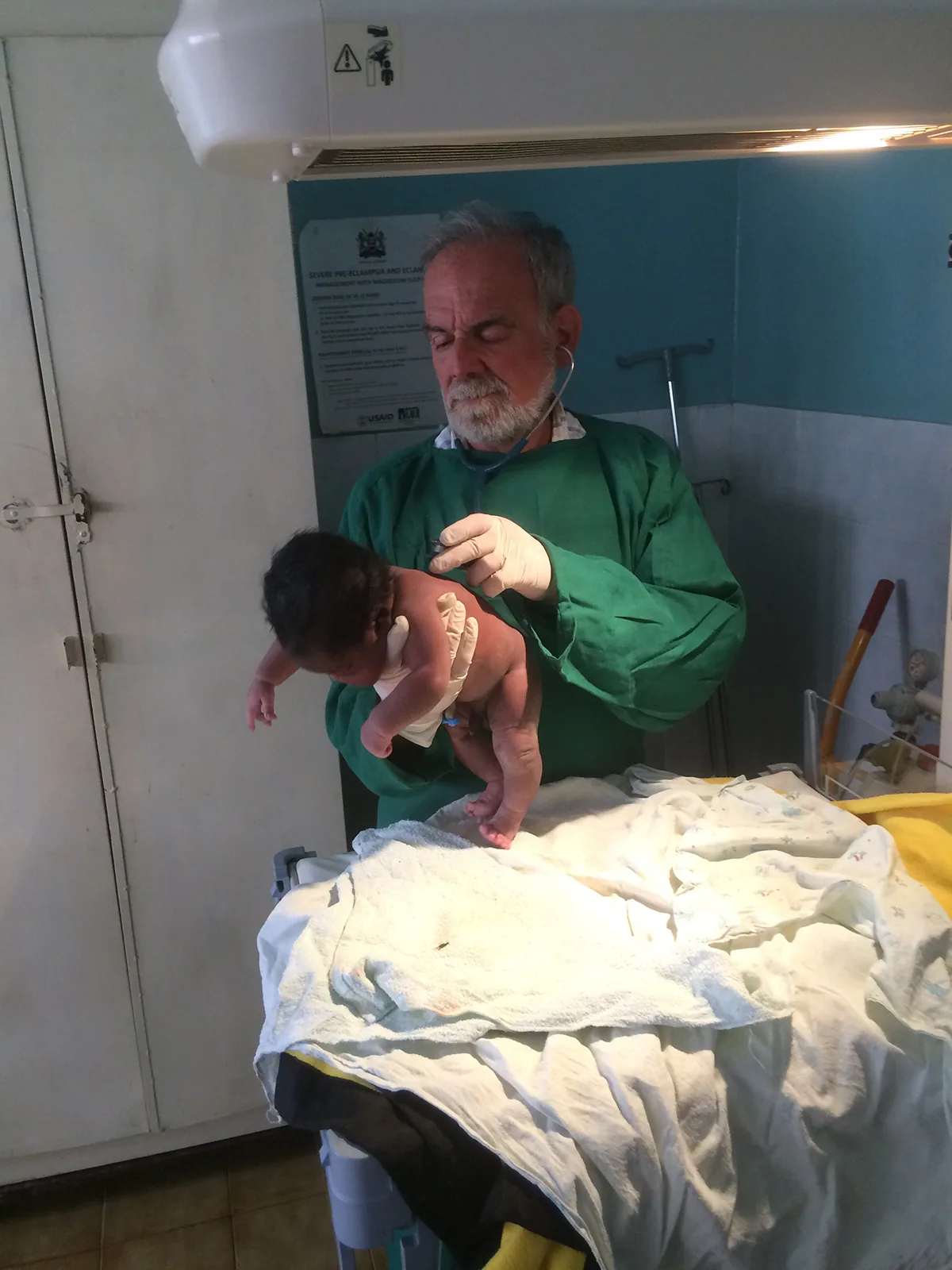 Kenya 2018 - Prima visita pediatrica di un neonato a Tuuru