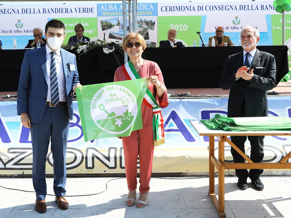Alba Adriatica 2020 — Consegna al primo segretario dell'Ambulanza di Romania